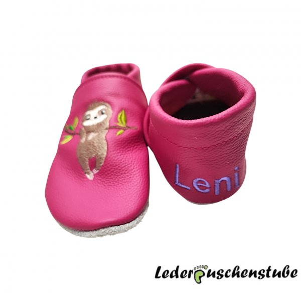 Lederpuschen pink, mit Namen beiderseits Ferse (lila) und beiderseits Stickerei Faultier (cappuccino)